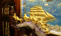 Đại gia biệt thự mạ vàng khoe bộ đồ cổ độc