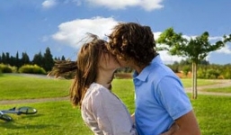 Chồng đi tu nghiệp, vợ ngoại tình với bạn thân