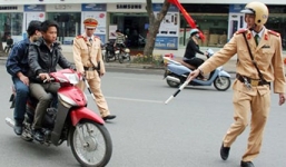 'Đầu gấu' xã đấm vào mặt hai cảnh sát giao thông