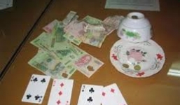 Bắt quả tang hiệu trưởng đang đánh bạc