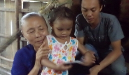 Bé gái bị hành hạ ở Bình Dương đã về quê nội