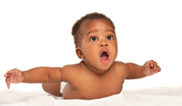 Kiện vì bị gửi nhầm tinh trùng khác màu da