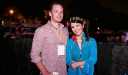 Chồng 'phi công' vui vẻ hộ tống Hồng Nhung đi diễn