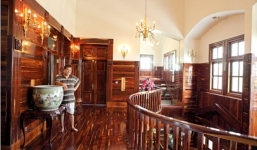 Choáng ngợp ngôi biệt thự toàn gỗ quý rộng 1.000 m2