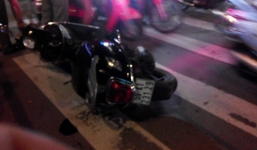 TP.HCM: Ô tô 'điên' lao lên vỉa hè, cán nát vụn 2 xe máy 