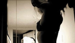 Yêu “phi công trẻ”, bị quay lén 'cảnh nóng' lúc nào chẳng hay