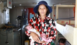 Bộ đội đỡ đẻ cho sản phụ sinh con trên tàu cao tốc 