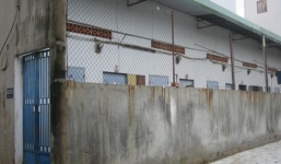 Bàng hoàng người đàn ông chết, đầu gục vào sọt rác