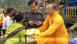 Sư thầy 'đập hộp iPhone 6' nói về ảnh vào nhà hàng, mặc áo rằn ri