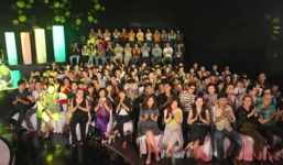 Đắt hàng nghề... vỗ tay thuê