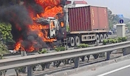 Đang lưu thông, xe container bất ngờ cháy dữ dội