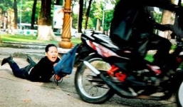 Hai cô gái bán giầy vỉa hè đánh tới tấp tên cướp ở Sài Gòn