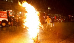 Cha già bất lực nhìn con trai thành ngọn đuốc sống