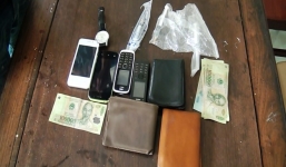 2 cô gái bán giầy vỉa hè đánh tới tấp tên cướp ở Sài Gòn