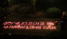 Người dân lặng lẽ thắp nến tưởng nhớ Đại tướng Võ Nguyên Giáp