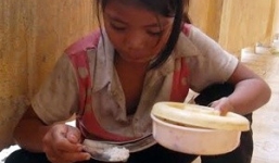 Bữa cơm cám cảnh với muối ớt của học sinh Vân Kiều