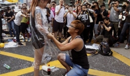 Quỳ gối cầu hôn ngay giữa cuộc biểu tình ở Hong Kong