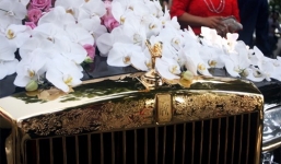 Rolls-Royce mạ vàng làm xe hoa trong đám cưới siêu sang