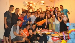 Tuấn Hưng xúc động được bà xã tổ chức sinh nhật lúc nửa đêm