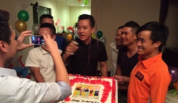 Tuấn Hưng xúc động được vợ và bạn bè tổ chức sinh nhật lúc nửa đêm