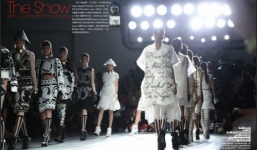 Hoàng Thùy đội nón lá chụp ảnh trên tạp chí thời trang Hong Kong