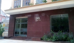 Con trai Giám đốc gí súng nhựa vào đầu cổ đông