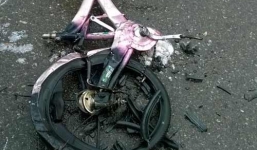 Đi mua cơm hộp, bé trai học lớp 4 bị xe tải cán chết