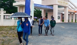 Vì sao cấm sinh viên mặc quần jeans?