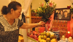 Tìm được thi thể ba mẹ con trên chuyến bay MH17: Mẹ già khóc lặng