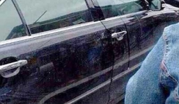 TQ: Mẹ mải mua sắm, con suýt chết vì bị kẹp cửa kính 