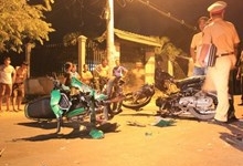 Hai môtô đối đầu trên đường Hồ Chí Minh, 5 người thương vong
