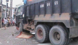 Người tàn tật bán vé số bị xe ben cán chết