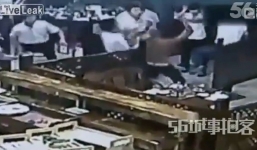 Nhân viên nhà hàng vác rao dựa chém liên tiếp vào người khách 