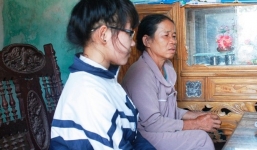 Điều tra vụ nữ sinh tố bị xé áo, cắt tóc trong quán karaoke