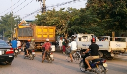 Vừa đi xe máy vừa nói chuyện, người phụ nữ tông xe tải tử vong