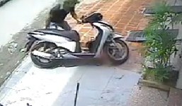 Clip: Tên trộm “bình tĩnh” bẻ khóa xe SH giữa chốn đông người