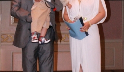 Đại gia già bênh vợ trẻ chằm chặp, chiều hơn bà hoàng