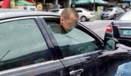 Cảnh tượng hãi hùng: Mẹ vô tâm, con kẹt cổ vào khe kính ô tô