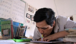 Kỳ diệu người thầy viết chữ bằng miệng