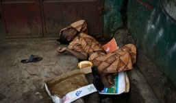 Rùng mình ghé thăm nơi bệnh nhân Ebola nằm la liệt giữa phố