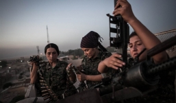 Cuộc sống giữa 'mưa bom đạn' của đội nữ binh xinh đẹp Kurd 