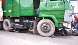 Né xe “điên”, nhiều người vứt xe máy nhảy cầu, 4 xe bị nghiền nát