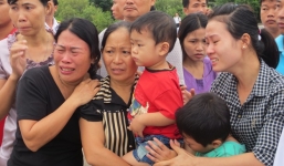 Người thân bật khóc đón chiến sĩ hi sinh ở nhà giàn DK1