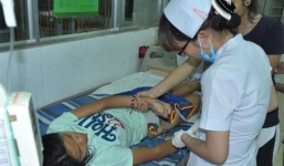 Một nữ sinh bị 2 đối tượng lạ dùng dao rạch mông