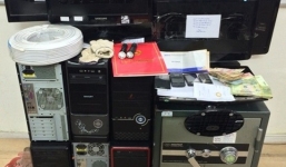 Băng nhóm dỡ mái công ty để khiêng trộm két sắt