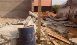 Tường cao 4m đổ, 2 người đàn ông bị đè chết