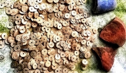 Phát hiện 'kho báu' chứa 22kg tiền cổ trong vườn