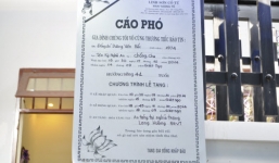 Vợ chiến sĩ nhà giàn khóc ngất trong đám tang chồng 