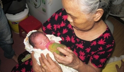 Bé sơ sinh 2 ngày tuổi bị bỏ rơi trước cổng nhà cụ già 80 tuổi