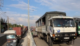 Xe tải cán chết người chồng trước mặt vợ